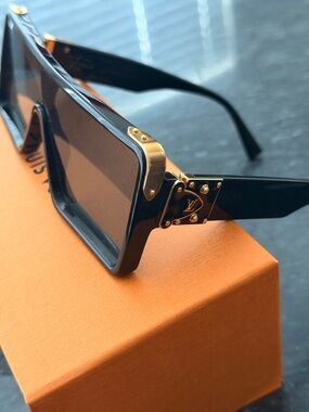 LOUIS VUITTON
Acetate Dayton Sunglasses Z1321E Black